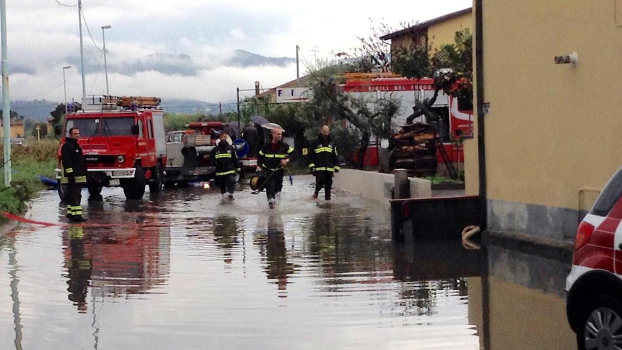 L'allagamento in via dei Trebbi alle Caserane (foto Batavia)