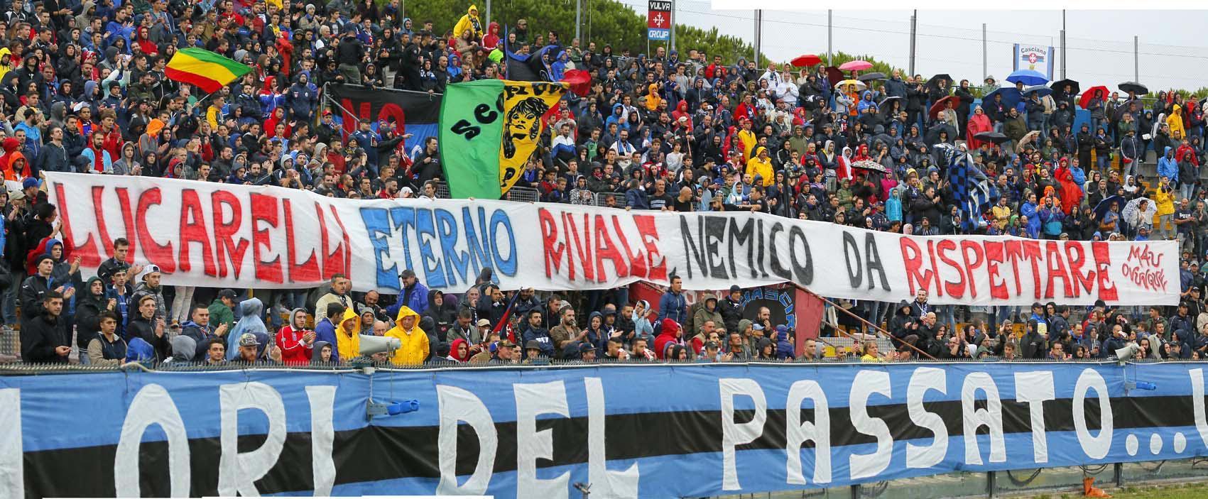 Lo striscione per Lucarelli all'Arena Garibalfi 