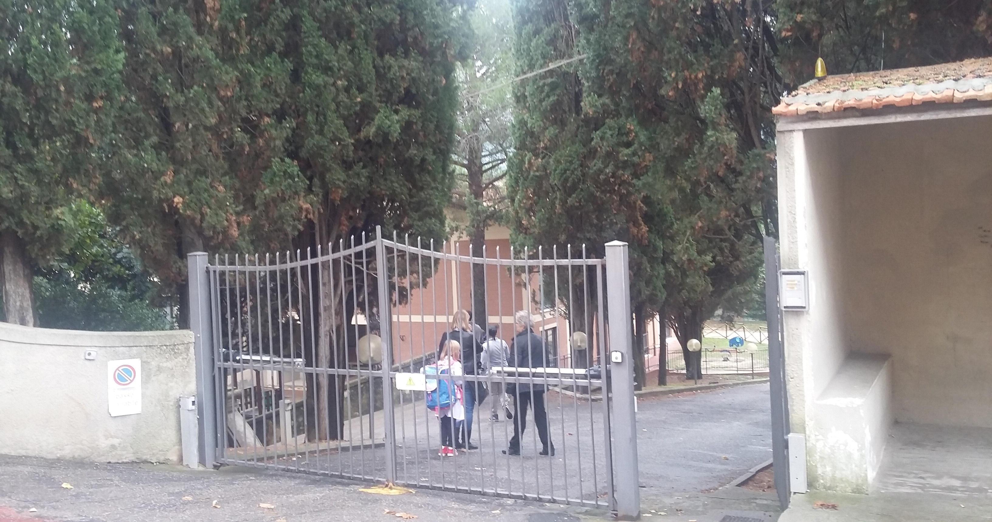 L'ingresso delle scuole Borsi dove è avvenuto il crollo 