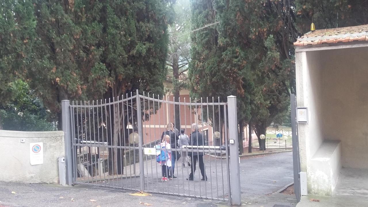 L'ingresso delle scuole Borsi dove è avvenuto il crollo
