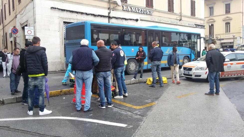 I soccorsi al pedone investito in via Manin