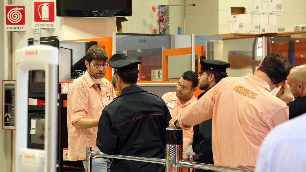 I carabinieri con alcuni dipendenti dell’Obi (Foto Agenzia Carlo Sestini)