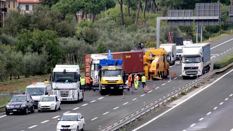 Il camion intraversato lungo la Variante (Marzi/Pentafoto)