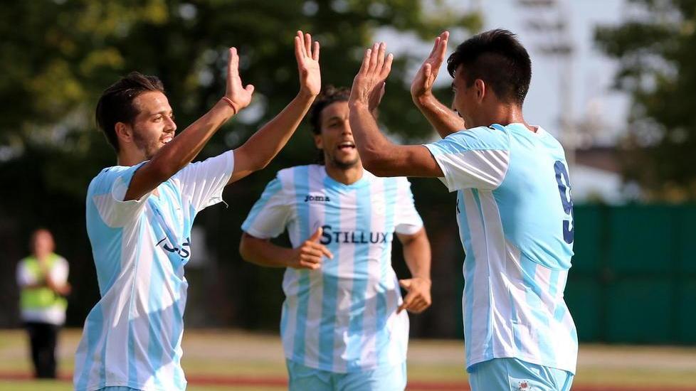 L'esultanza dei giocatori del Montecatini dopo un gol (Foto Nucci)