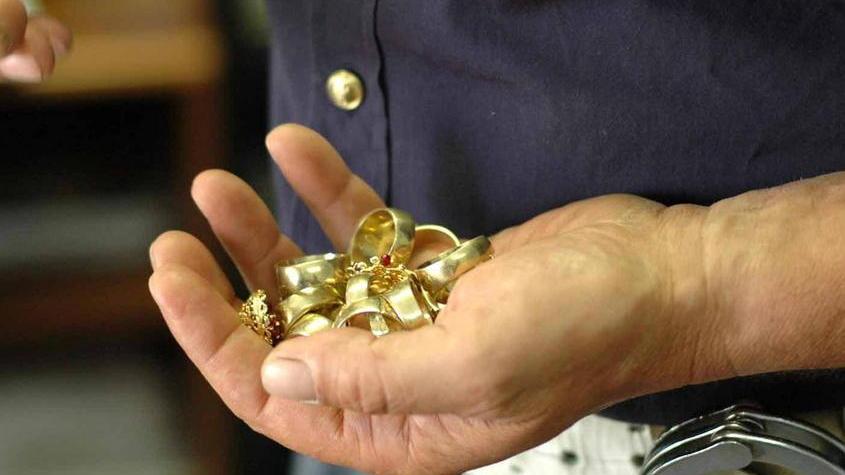 Spariscono ori e gioielli con la truffa dell’incidente
