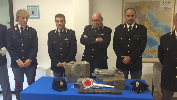 Gli uomini della polizia stradale di Rosignano e Cecina con i circa 25 chilogrammi di hashish sequestrati (foto Falorni)