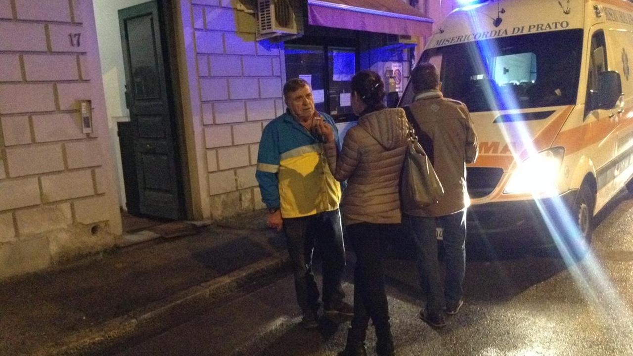 L'ambulanza davanti all'abitazione dove è stato trovato il cadavere (foto Batavia)