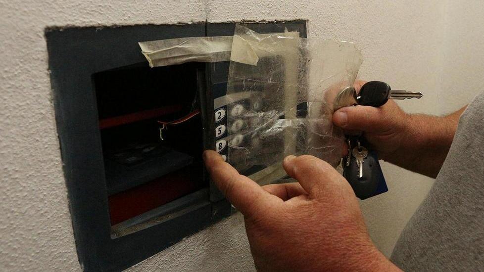 Alla tivù con i ladri accanto