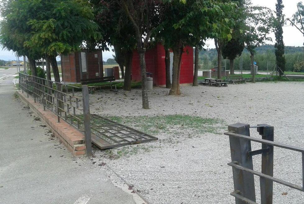 Cade il cancello, paura alla elementare