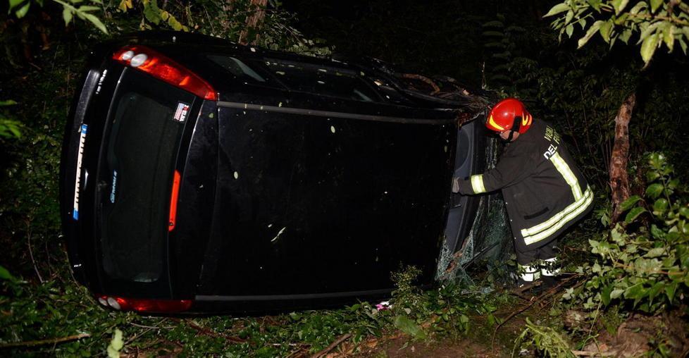 Sorelle ferite nell’auto fuori strada 