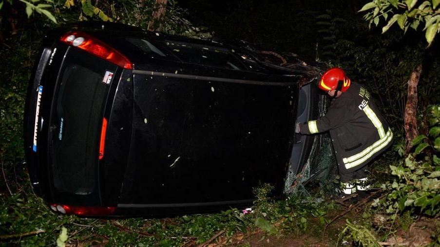 Sorelle ferite nell’auto fuori strada