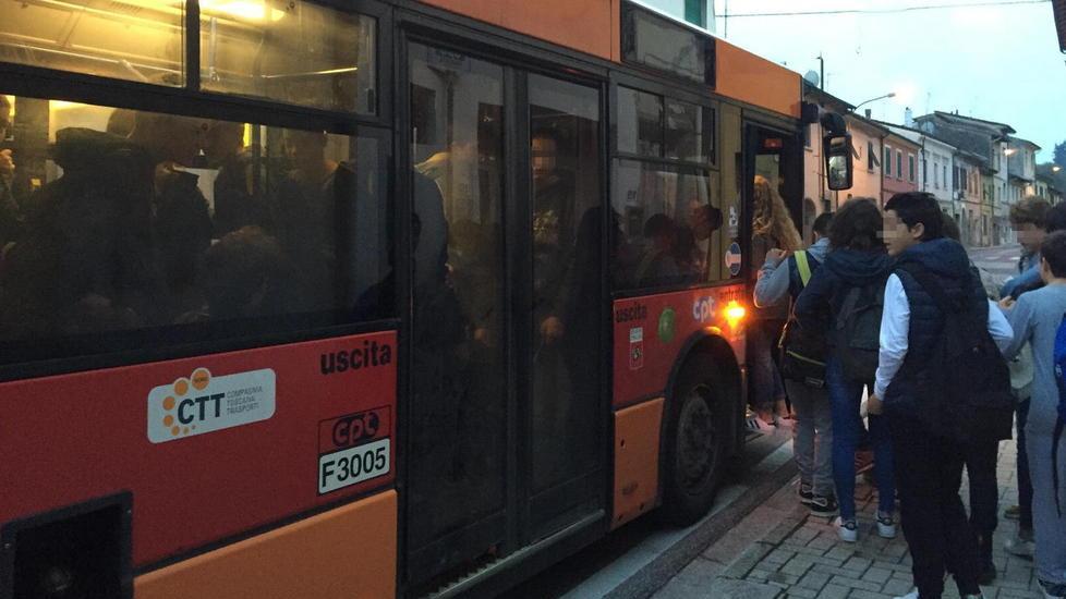 Gli autobus sono strapieni e gli studenti restano a terra