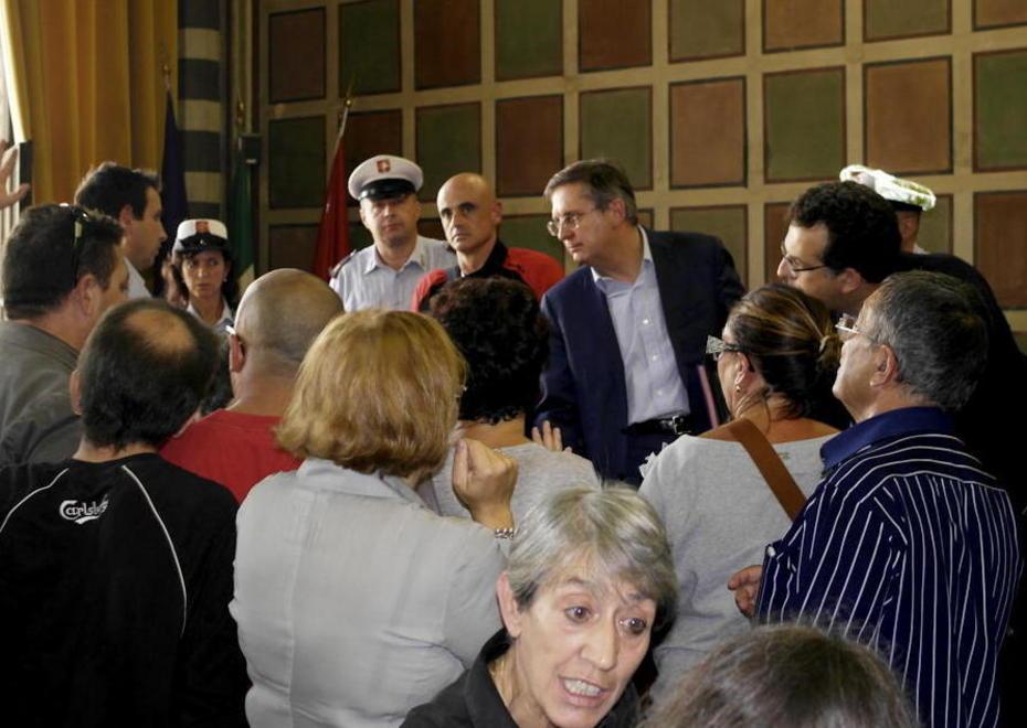 Bancarelle spostate dentro il S. Chiara 