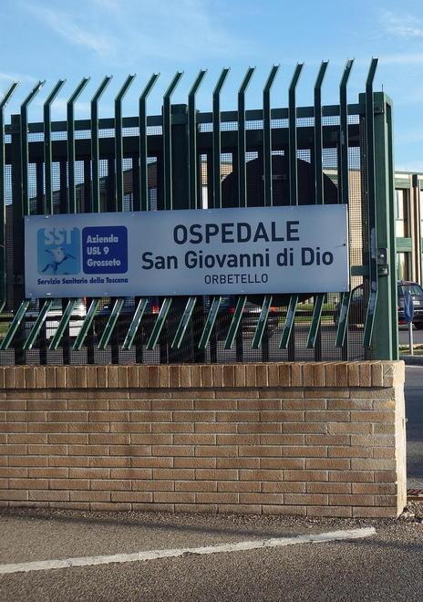Va a caccia, cade e si conficca un legno nella gola 