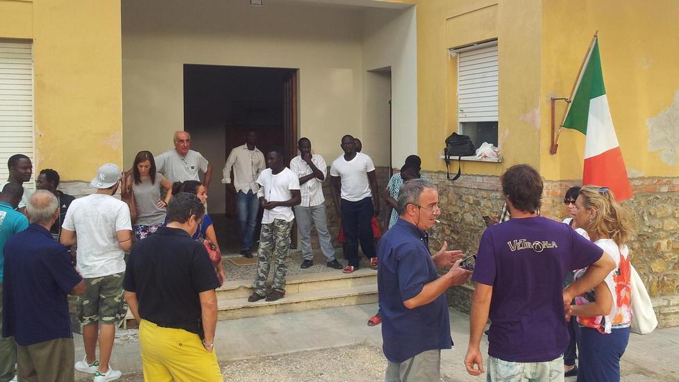 Quattro profughi trasferiti dopo la manifestazione in strada