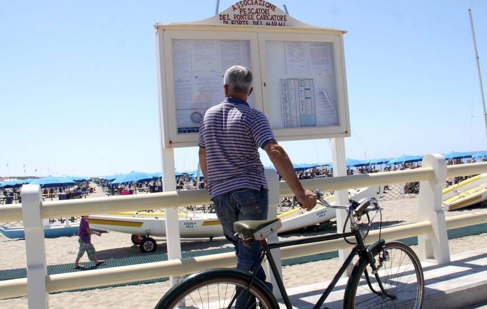 Rimane sul pontile il divieto alle biciclette 