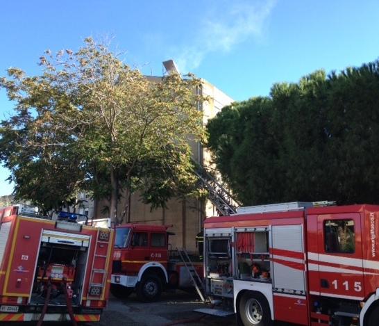 Fiamme in una mansarda, evacuati tre palazzi 