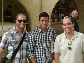 Si trasferisce in Israele a studiare la teologia 