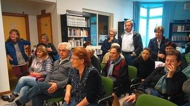Nonni e nipoti fanno festa in biblioteca