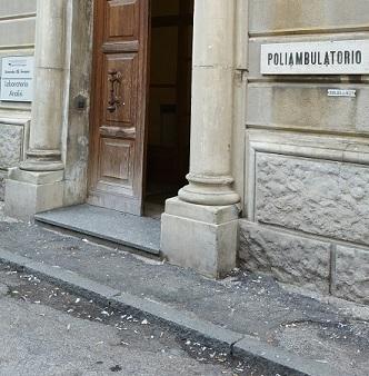 «Troppi escrementi davanti al Poliambulatorio prelievi»