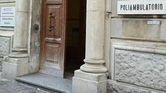 «Troppi escrementi davanti al Poliambulatorio prelievi»