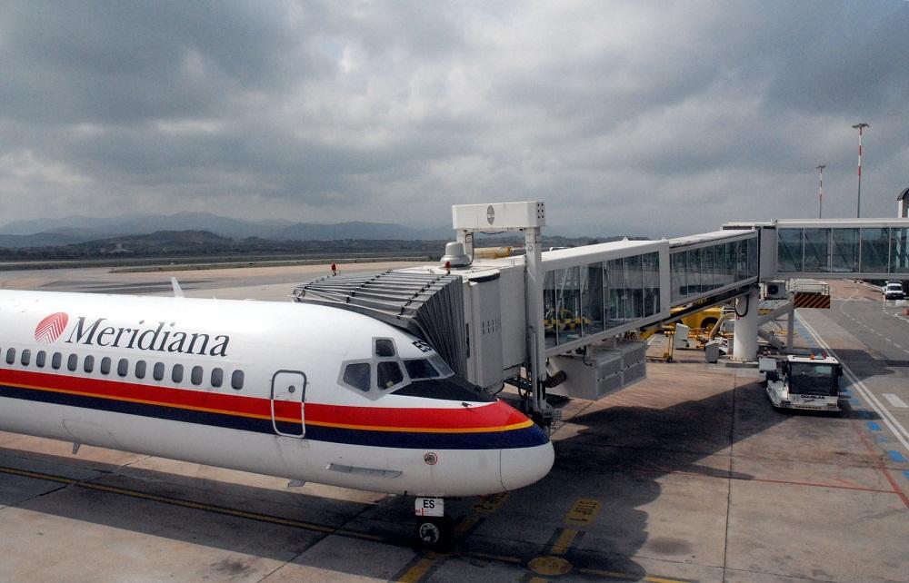 Un aereo Meridiana all'aeroporto di Olbia Costa Smeralda