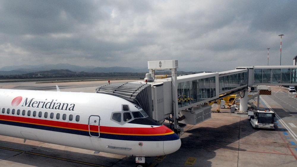 Un aereo Meridiana all'aeroporto di Olbia Costa Smeralda