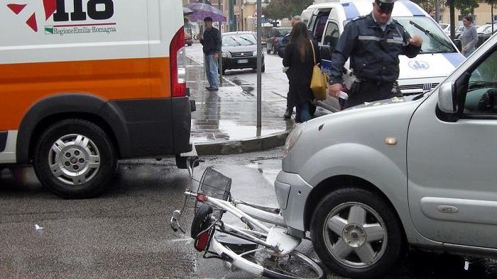 Pensionata in bici investita da un’auto