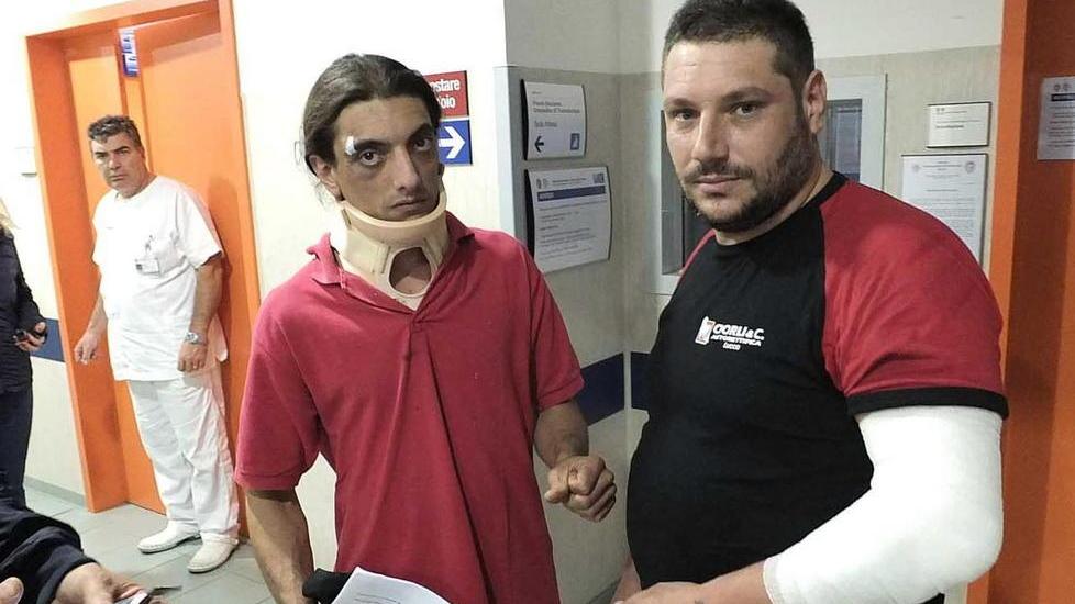 A sinistra Lorenzo Messia con il titolare dell'autofficina Francesco Tucci