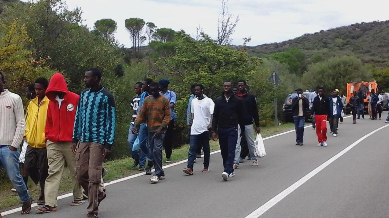 Migranti, in 40 fuggono da un albergo nel Sulcis e bloccano per un'ora la Statale 