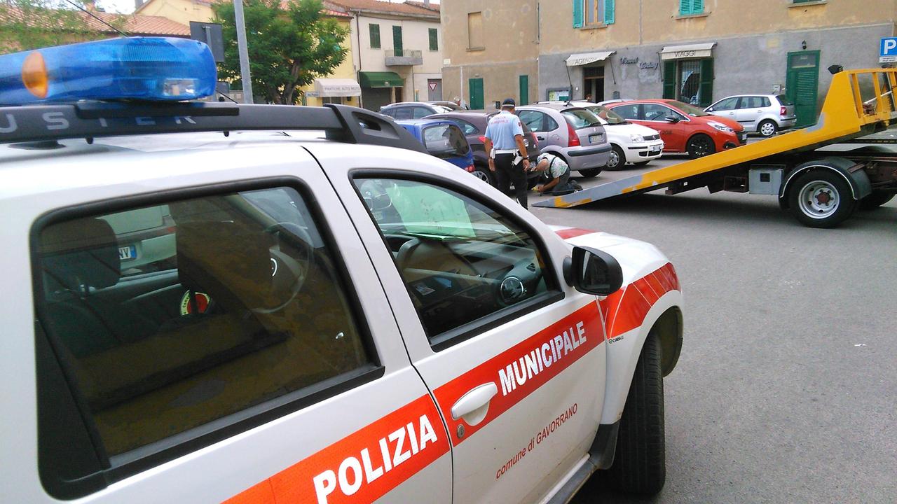 Un'auto della polizia municipale durante un'operazione (foto d'archivio)