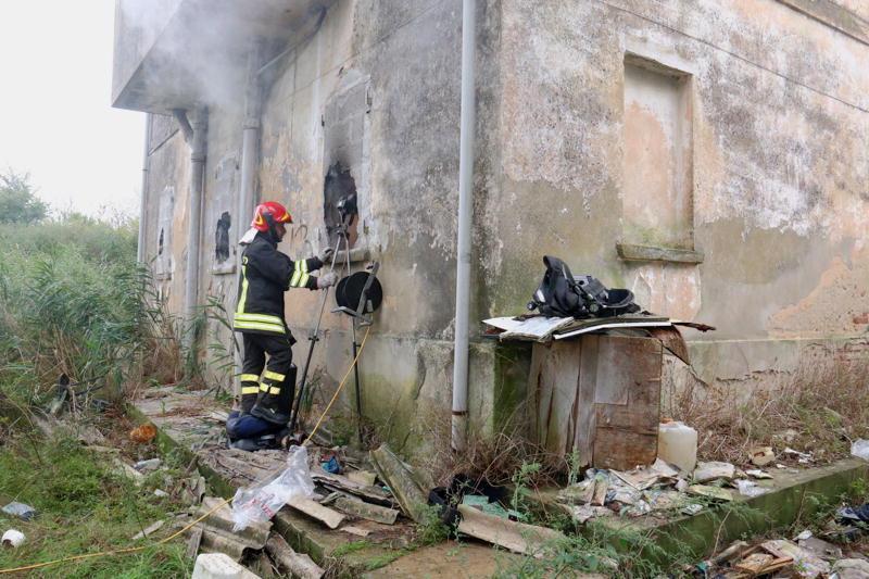 L'intervento dei vigili del fuoco (Marzi Pentafoto)