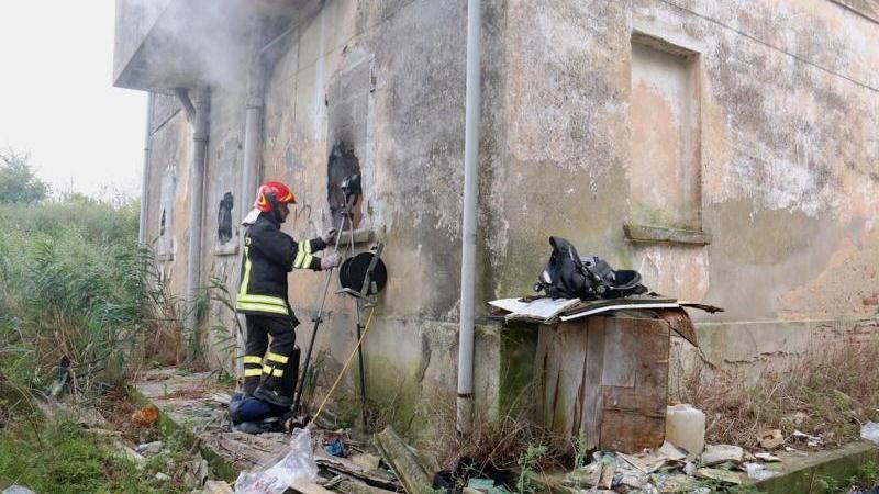 L'intervento dei vigili del fuoco (Marzi Pentafoto)