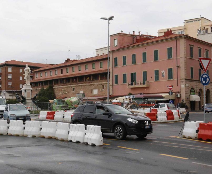 La nuova rotatoria finalmente aperta davanti al porto Mediceo