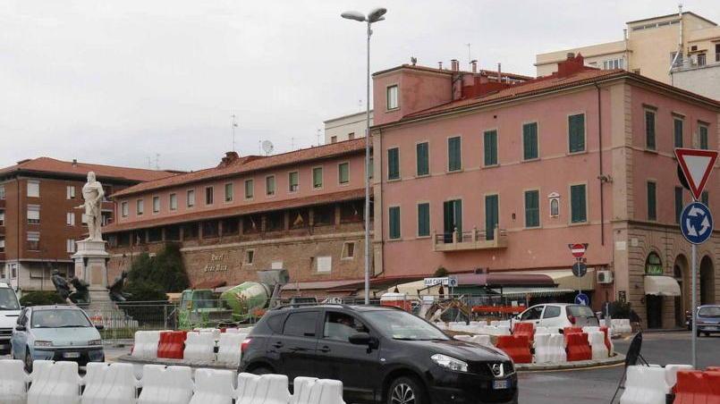 La nuova rotatoria finalmente aperta davanti al porto Mediceo
