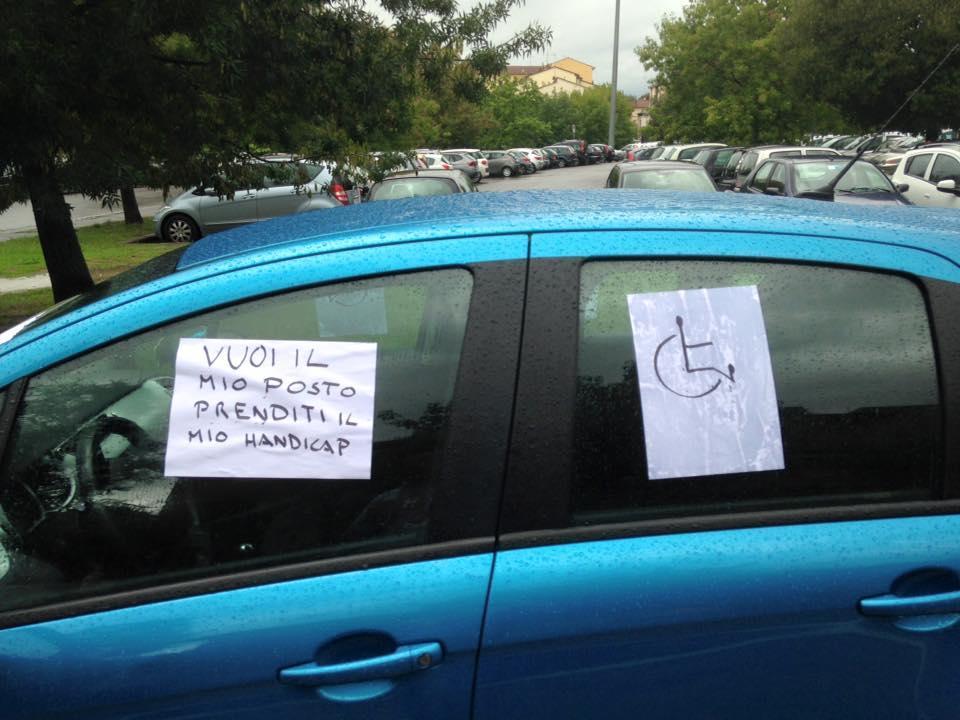 I cartelli lasciati sull'auto parcheggiata senza permesso
