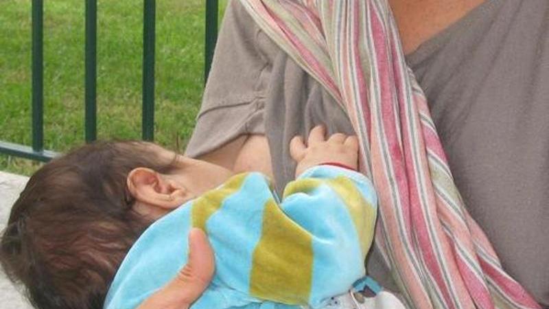 Il bimbo con due mamme di Cagliari e Napoli: sì della Chiesa al battesimo 