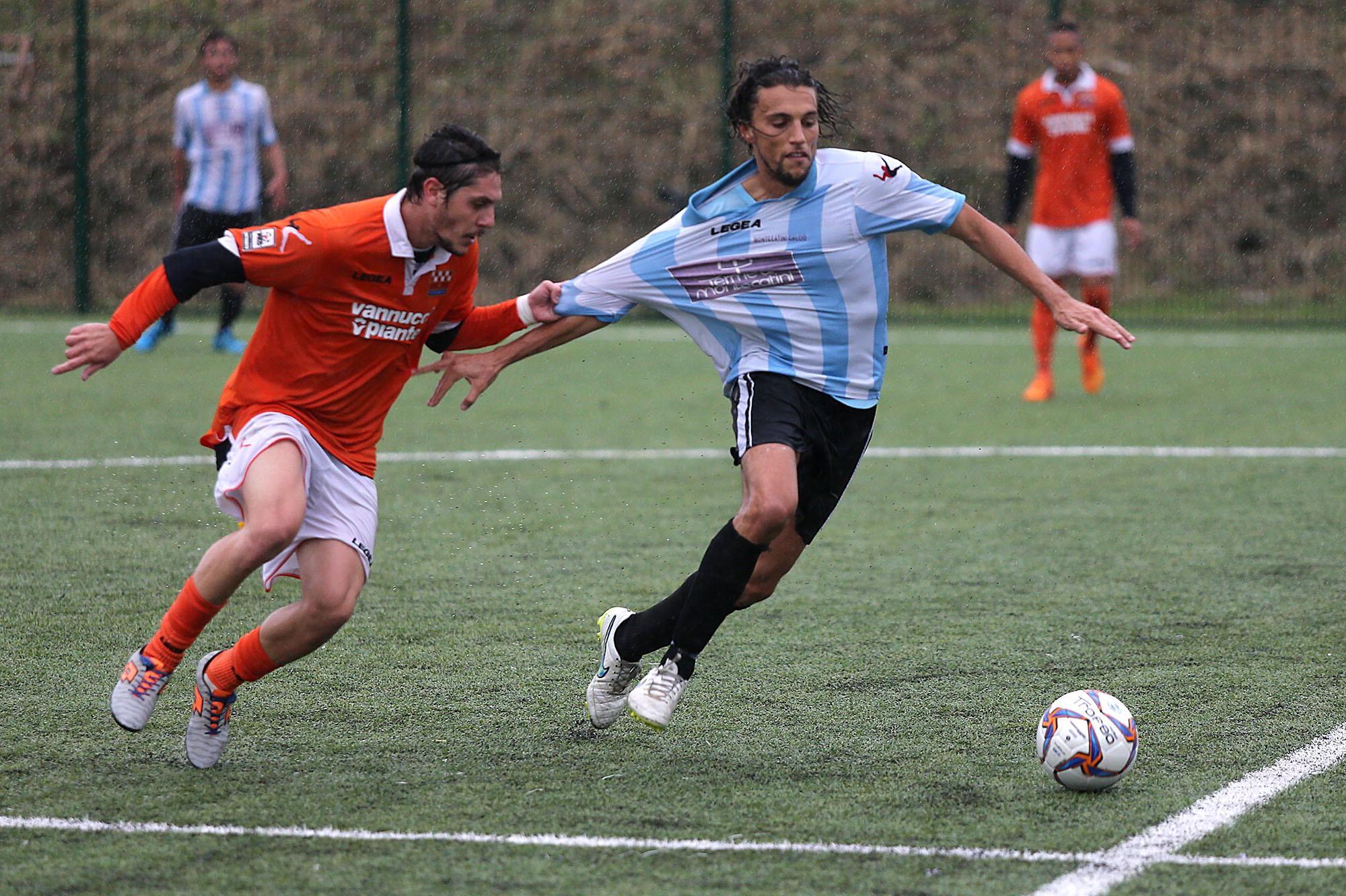 Un'azione di gioco nell'amichevole Montecatini-Pistoiese 0-2 (Foto Nucci)