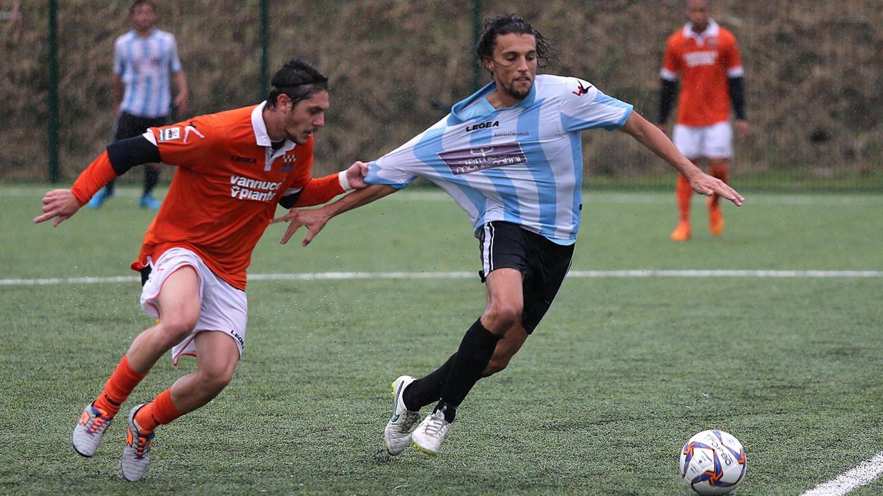 Un'azione di gioco nell'amichevole Montecatini-Pistoiese 0-2 (Foto Nucci)