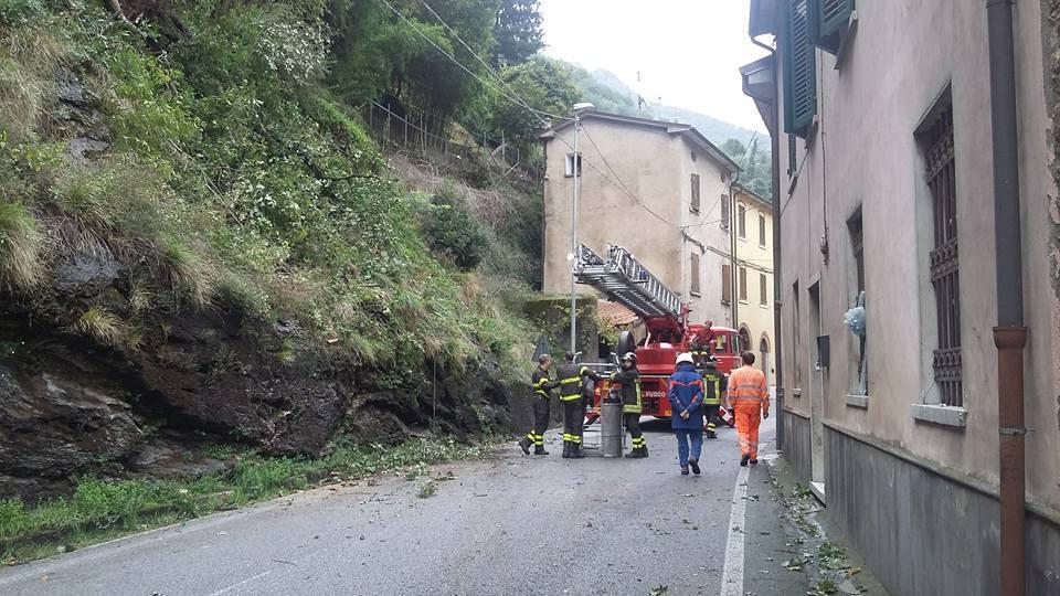 I vigili del fuoco all'opera sulla strada bloccata