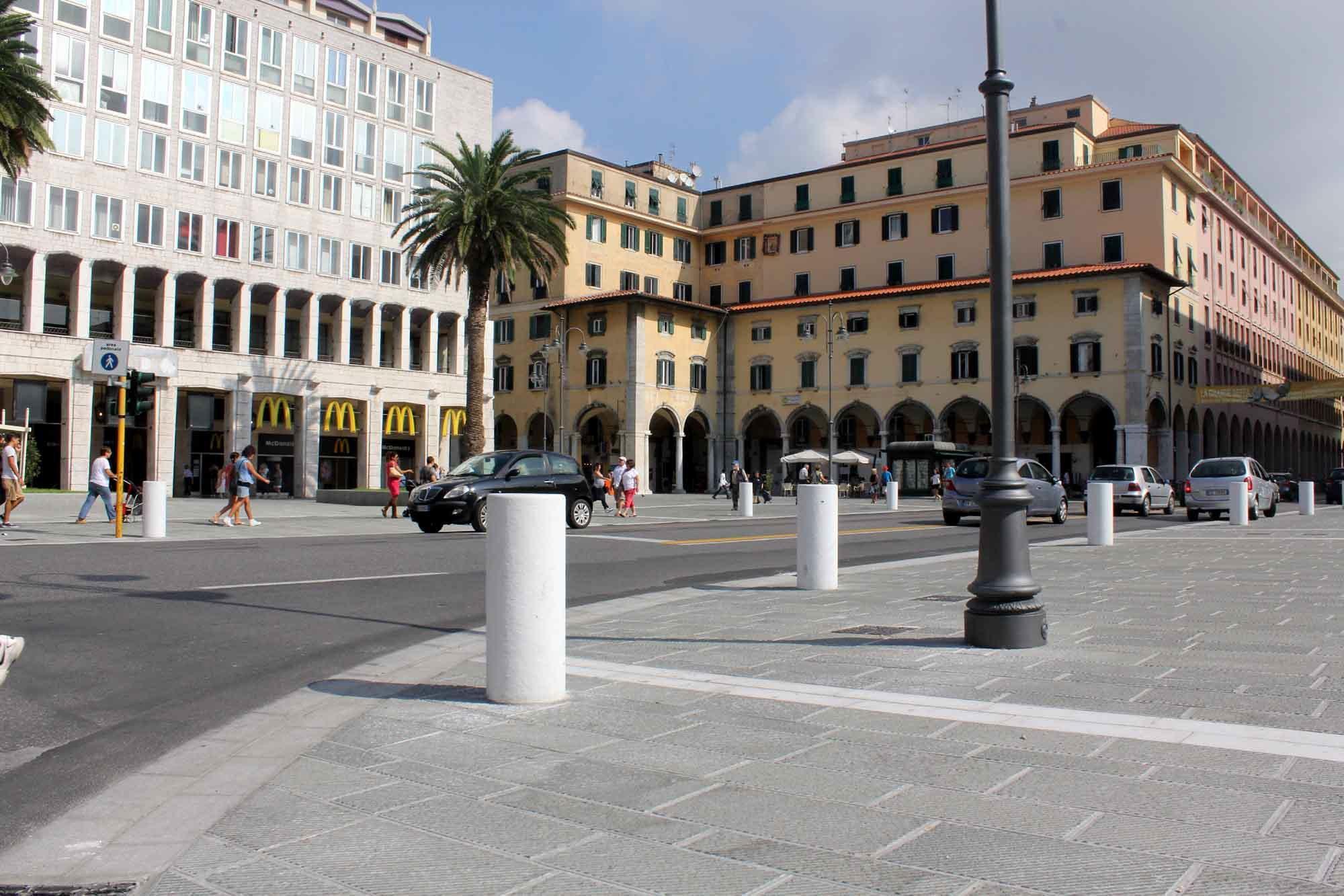 In moto sul marciapiede di piazza Grande: multato tedesco 