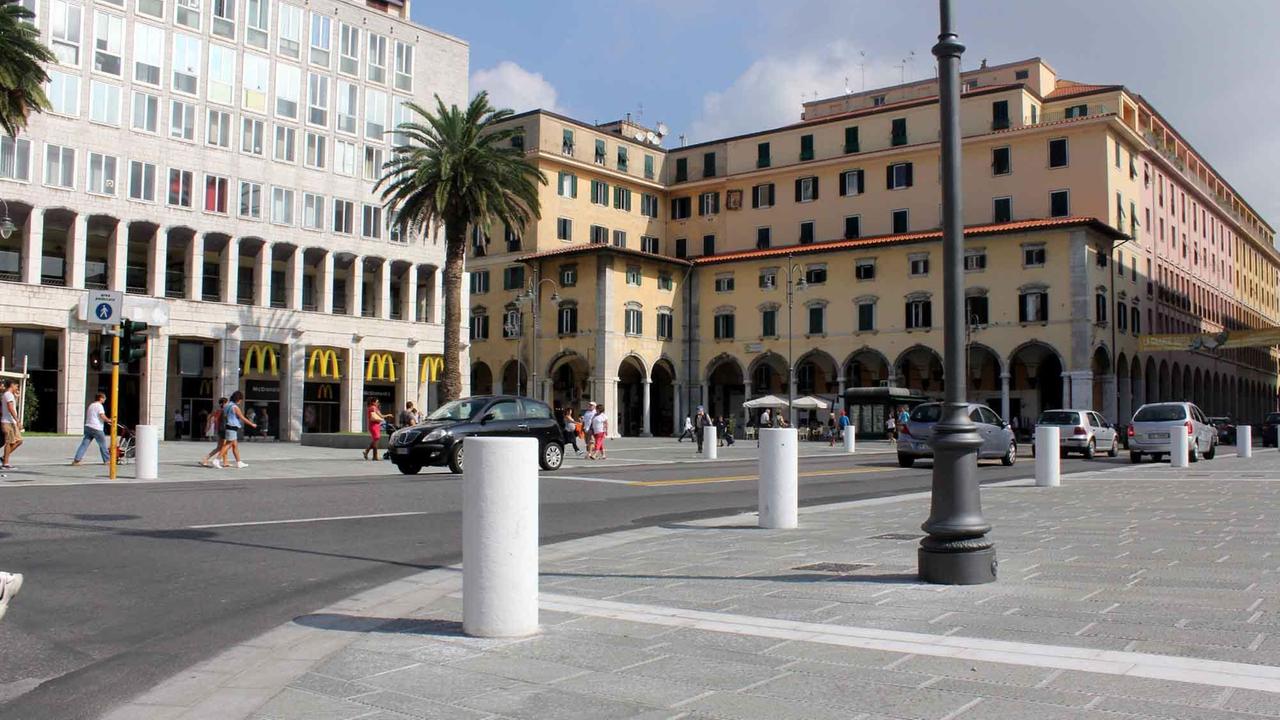 In moto sul marciapiede di piazza Grande: multato tedesco