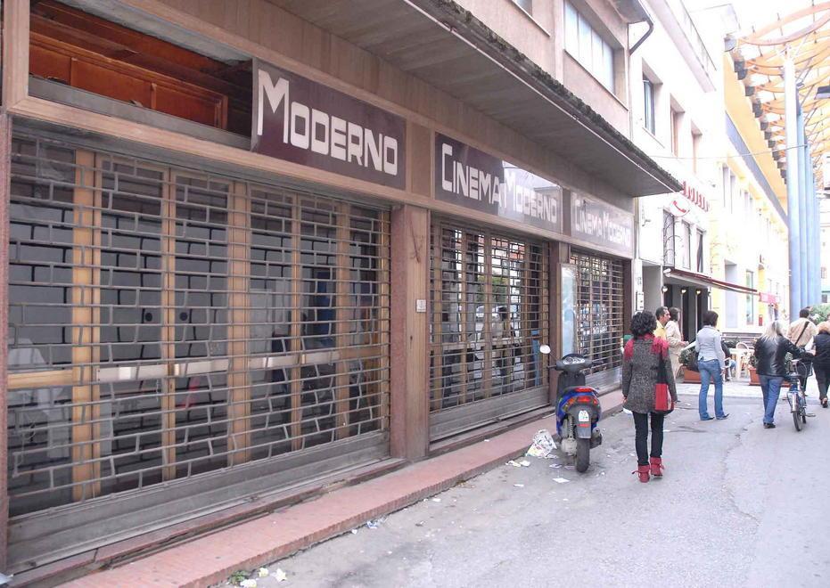 Al via lunedì i lavori di demolizione dell'ex cinema Moderno (foto Gori)