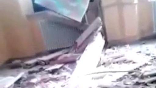 I segni del crollo nell'aula (foto tratta da video)