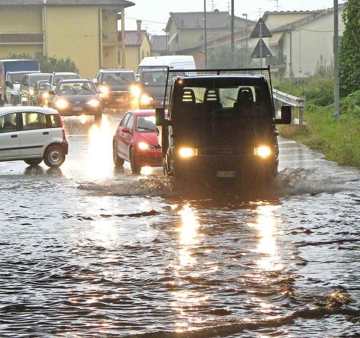 Strade e sottopassi come fiumi allagato il cimitero 