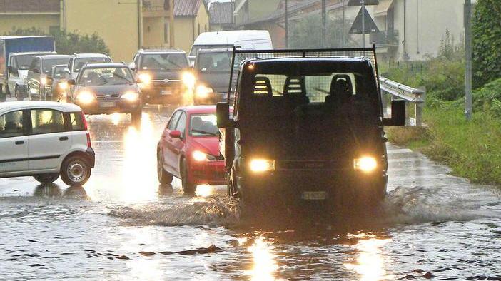 Strade e sottopassi come fiumi allagato il cimitero