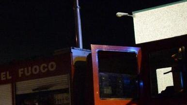 Cade da 5 metri, in condizioni gravi