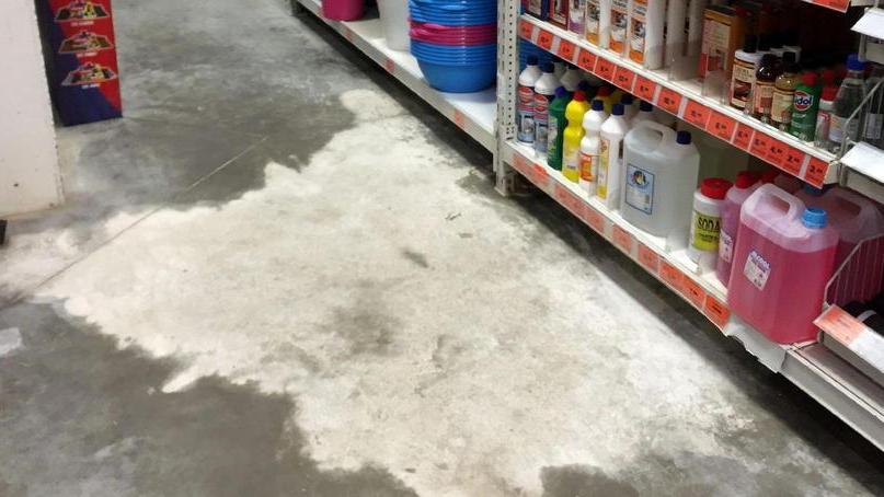 Intossicata dall’acido muriatico dentro al centro commerciale