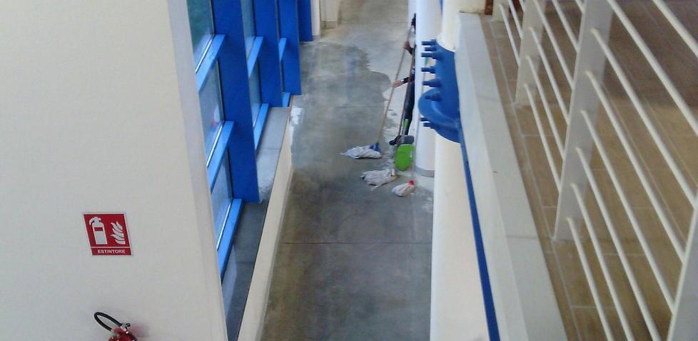 La nuova biblioteca fa acqua, e finisce sui banchi e sui libri 