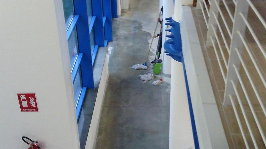 La nuova biblioteca fa acqua, e finisce sui banchi e sui libri